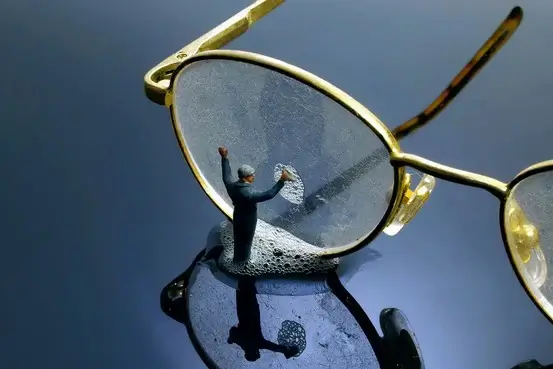 Clean-Eyeglasses